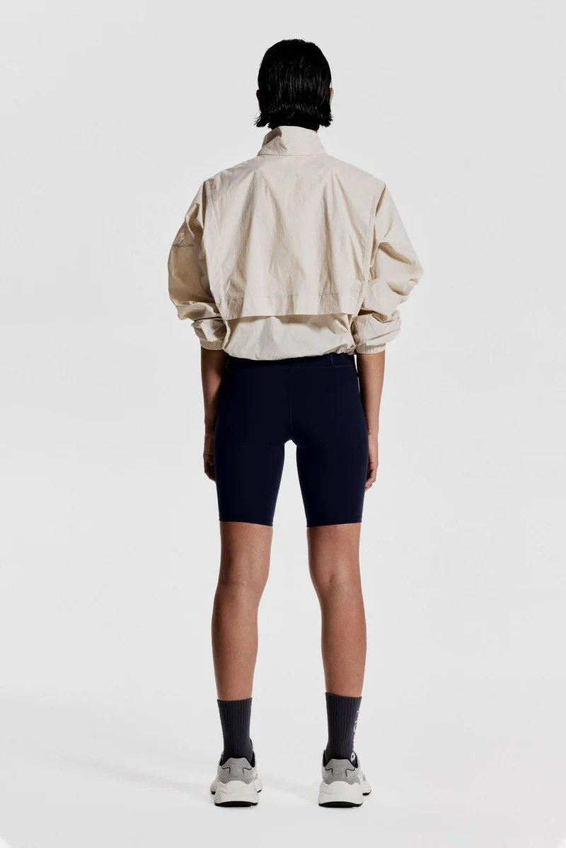 اتش اند ام شورت رياضي للركض وركوب الدراجة من نسيج شيب موف.